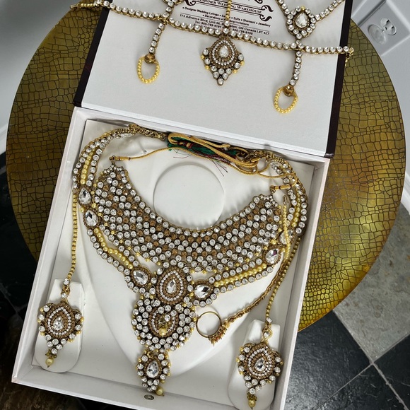 TRADITIONAL HINDU WEDDING JEWELRY SET - Picture 2 of 8